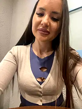 Snapshot of beautydiamond chatting on 10.23.25 beautydiamond online show from 10.23.25