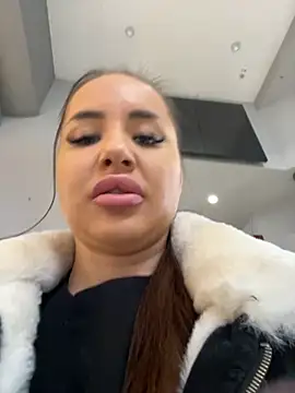 Snapshot of beautydiamond chatting on 10.24.25 beautydiamond online show from 10.24.25