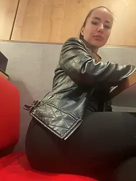 Snapshot of beautydiamond chatting on 10.28.25 beautydiamond online show from 10.28.25