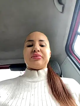 Snapshot of beautydiamond chatting on 11.05.25 beautydiamond online show from 11.05.25