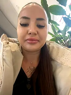 Snapshot of beautydiamond chatting on 11.19.25 beautydiamond online show from 11.19.25