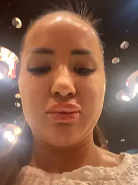 Snapshot of beautydiamond chatting on 11.26.25 beautydiamond online show from 11.26.25