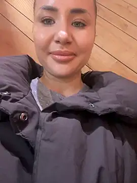 Snapshot of beautydiamond chatting on 12.01.25 beautydiamond online show from 12.01.25