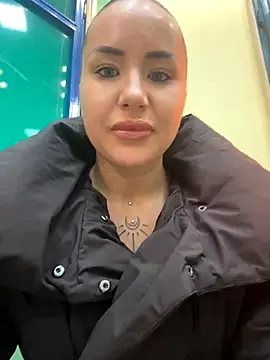 Snapshot of beautydiamond chatting on 12.03.25 beautydiamond online show from 12.03.25