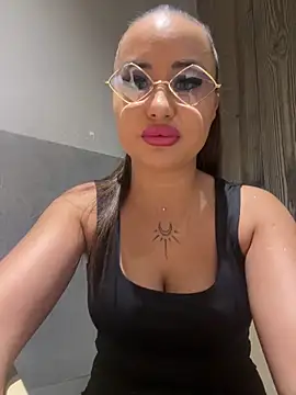 Snapshot of beautydiamond chatting on 05.24.26 beautydiamond online show from 05.24.26