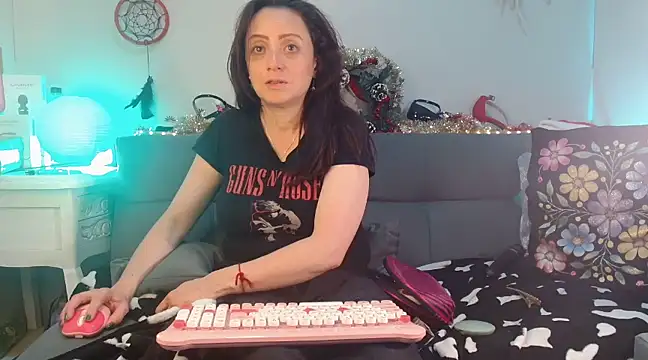 Snapshot of catalinamommyx chatting on 12.31.24 catalinamommyx online show from 12.31.24