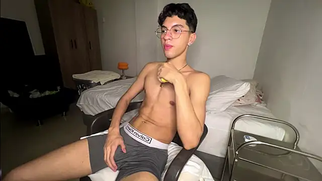 Snapshot of Angelligth chatting on 11.18.25 Angelligth online show from 11.18.25