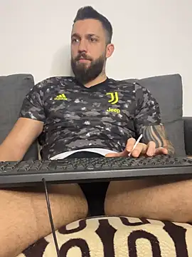 Snapshot of LoveIsBlind_ chatting on 11.26.25 LoveIsBlind online show from 11.26.25