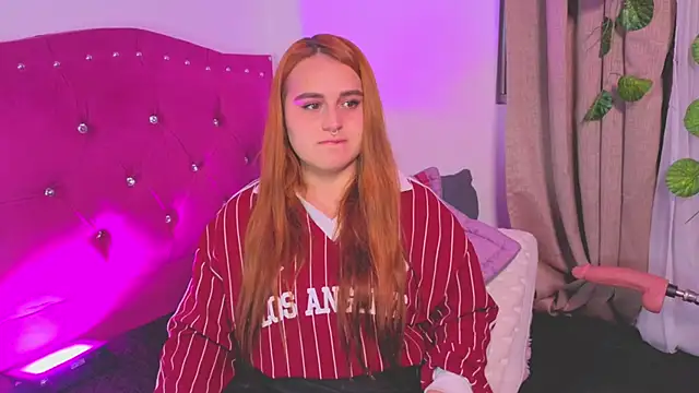 Snapshot of evy_orange1 chatting on 09.29.25 evy orange1 online show from 09.29.25