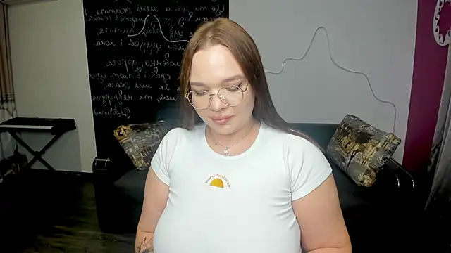 Snapshot of AnitaMays chatting on 11.08.25 AnitaMays online show from 11.08.25