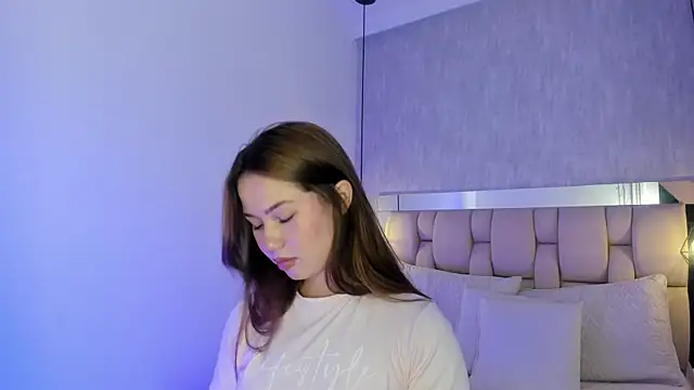 Snapshot of Roxie-Summers11 chatting on 03.18.25 Roxie-Summers11 online show from 03.18.25