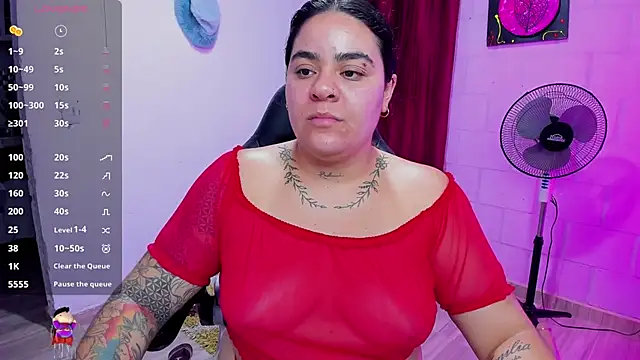 Snapshot of Sharon_hils chatting on 12.21.24 Sharon hils online show from 12.21.24