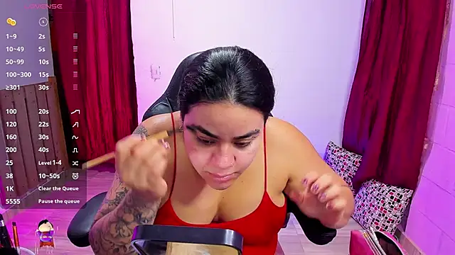 Snapshot of Sharon_hils chatting on 12.31.24 Sharon hils online show from 12.31.24