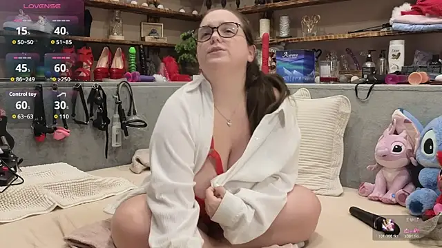 Snapshot of Kimberly-Caprice chatting on 11.19.25 Kimberly-Caprice online show from 11.19.25