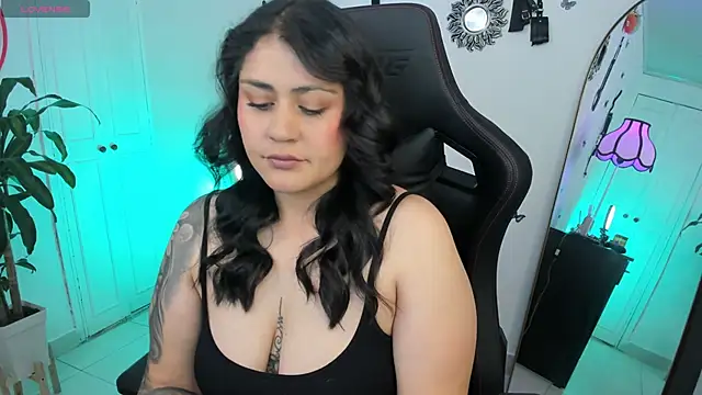 Snapshot of GretaX-X chatting on 09.30.25 GretaX-X online show from 09.30.25