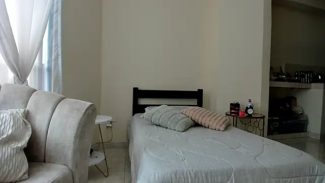 Snapshot of evely_coelloo chatting on 03.04.25 evely coelloo online show from 03.04.25