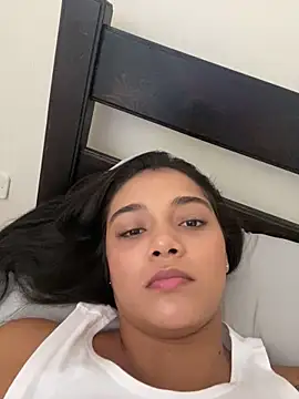 Snapshot of evely_coelloo chatting on 03.08.25 evely coelloo online show from 03.08.25