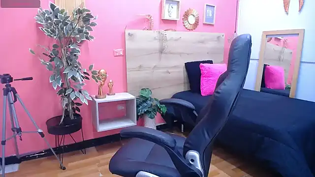 scarlet-foox online show from 11.19.25