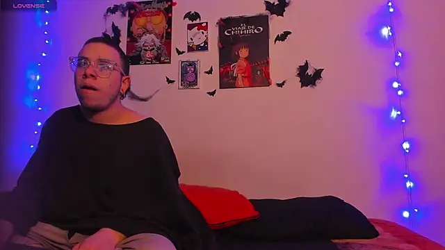 Snapshot of Hot_Teens69 chatting on 10.14.25 Hot Teens69 online show from 10.14.25