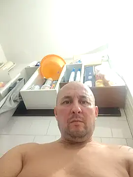 Snapshot of intx800 chatting on 11.20.25 intx800 online show from 11.20.25