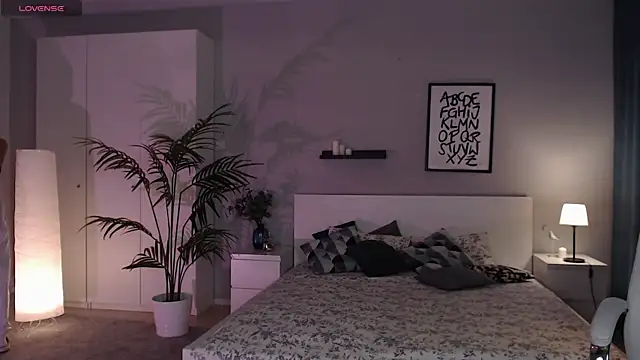 Snapshot of Bellla_Haddid chatting on 10.19.25 Bellla Haddid online show from 10.19.25