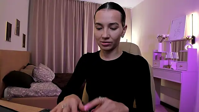 Snapshot of Bellla_Haddid chatting on 11.14.25 Bellla Haddid online show from 11.14.25