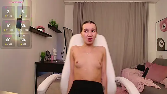 Snapshot of Bellla_Haddid chatting on 11.19.25 Bellla Haddid online show from 11.19.25