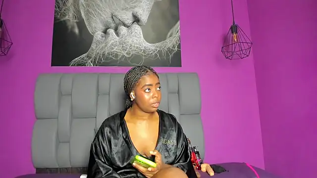 Snapshot of carlota_swan chatting on 10.10.25 carlota swan online show from 10.10.25