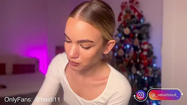 Snapshot of Heidi11 chatting on 12.23.24 Heidi11 online show from 12.23.24