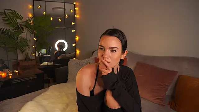 Snapshot of Heidi11 chatting on 10.19.25 Heidi11 online show from 10.19.25