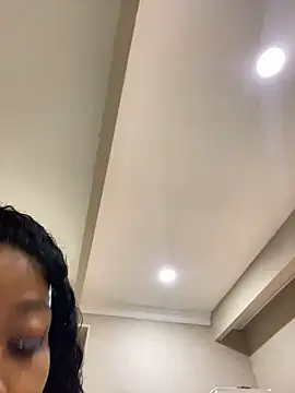 Snapshot of ItsLeyaa chatting on 01.23.25 ItsLeyaa online show from 01.23.25