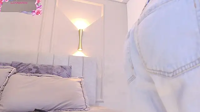 Snapshot of april_rousse chatting on 10.21.25 april rousse online show from 10.21.25