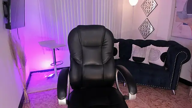 Snapshot of naomii_campbell_ chatting on 01.12.25 naomii campbell online show from 01.12.25