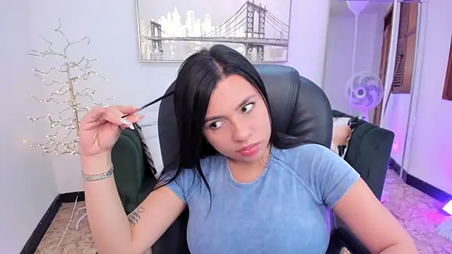 Snapshot of naomii_campbell_ chatting on 01.25.25 naomii campbell online show from 01.25.25