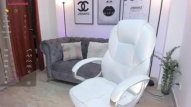 Snapshot of naomii_campbell_ chatting on 03.01.25 naomii campbell online show from 03.01.25