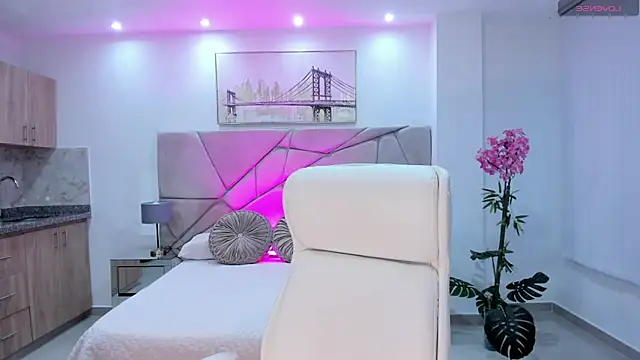 Snapshot of naomii_campbell_ chatting on 10.14.25 naomii campbell online show from 10.14.25