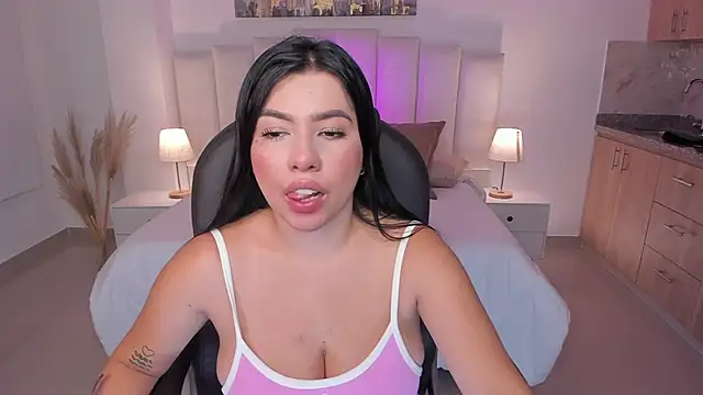 Snapshot of naomii_campbell_ chatting on 11.27.25 naomii campbell online show from 11.27.25