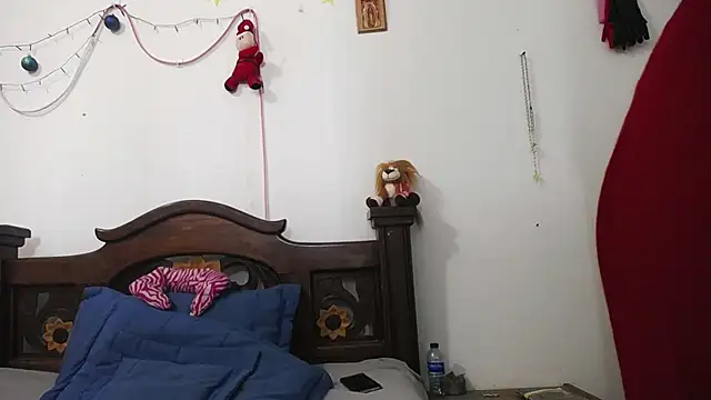 Snapshot of DominaLeona chatting on 12.16.24 DominaLeona online show from 12.16.24