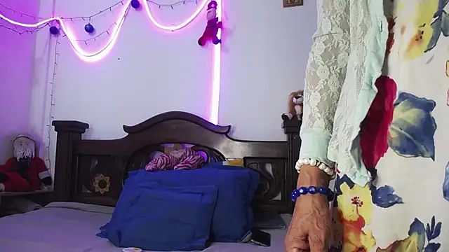 Snapshot of DominaLeona chatting on 12.19.24 DominaLeona online show from 12.19.24