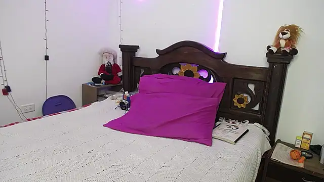 Snapshot of DominaLeona chatting on 01.24.25 DominaLeona online show from 01.24.25