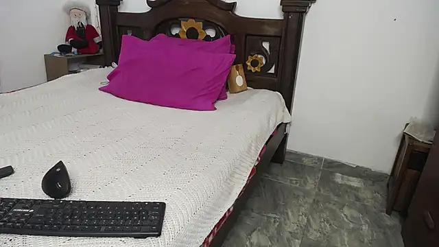 Snapshot of DominaLeona chatting on 01.25.25 DominaLeona online show from 01.25.25