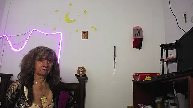 Snapshot of DominaLeona chatting on 01.30.25 DominaLeona online show from 01.30.25