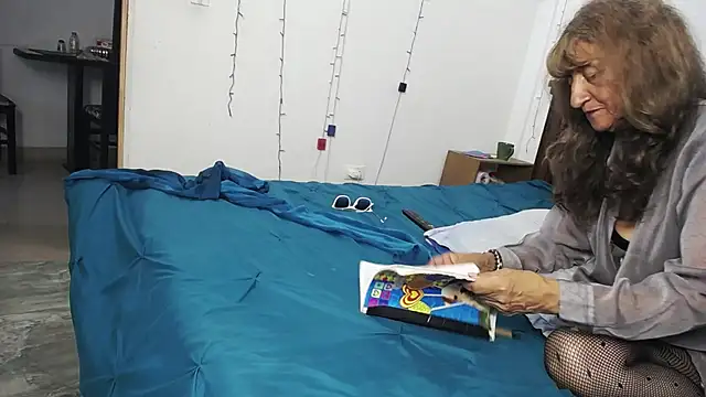 Snapshot of DominaLeona chatting on 02.15.25 DominaLeona online show from 02.15.25