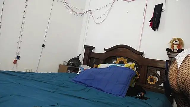 Snapshot of DominaLeona chatting on 02.17.25 DominaLeona online show from 02.17.25