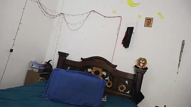 Snapshot of DominaLeona chatting on 02.18.25 DominaLeona online show from 02.18.25