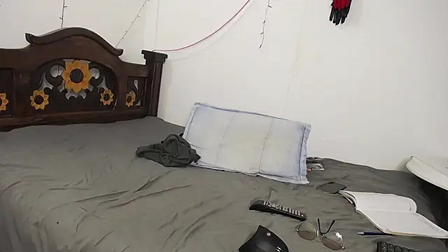 Snapshot of DominaLeona chatting on 03.05.25 DominaLeona online show from 03.05.25