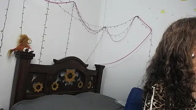 Snapshot of DominaLeona chatting on 03.09.25 DominaLeona online show from 03.09.25