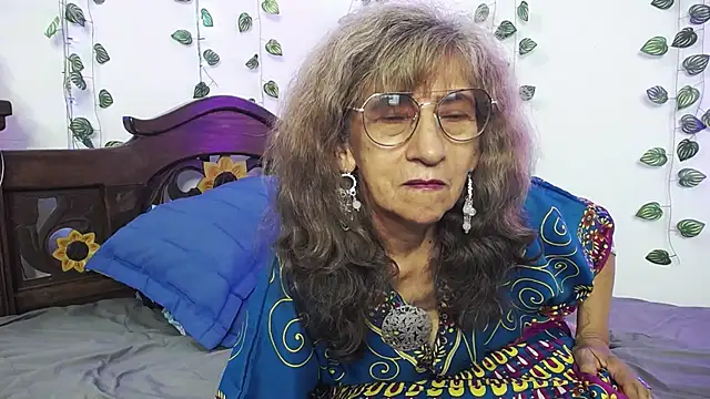 Snapshot of DominaLeona chatting on 03.19.25 DominaLeona online show from 03.19.25