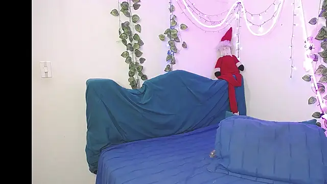 Snapshot of DominaLeona chatting on 11.15.25 DominaLeona online show from 11.15.25