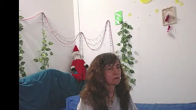 Snapshot of DominaLeona chatting on 11.18.25 DominaLeona online show from 11.18.25